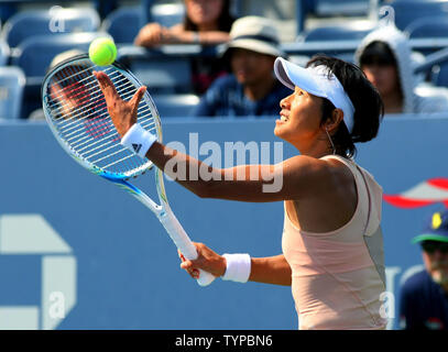 Kimiko Date-Krumm del Giappone serve come lei e Barbora STRYCOVA Zahlavova della Repubblica ceca prendere su Andrea Hlavackova della Repubblica ceca e di Jie ZHENG della Cina nel primo set del doppio femminile quarterfinal corrispondono all'USTA Billie Jean King National Tennis Center a New York City il 3 settembre 2014. Date-Krumm e Zahlavova Strycova ha vinto 6-3, 4-6, 5-2. UPI/Monika Graff Foto Stock