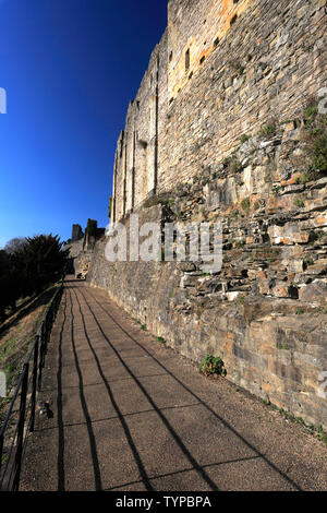 Le pareti intorno a Richmond Castle, Richmond Town, North Yorkshire, Inghilterra, Regno Unito Foto Stock