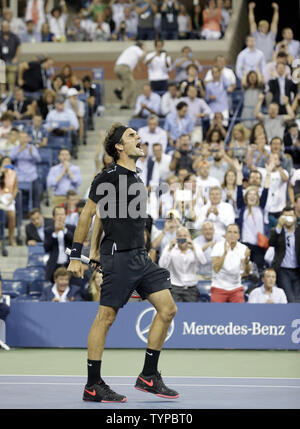 Roger Federer celebra dopo la sconfitta di Gael Monfils di Francia in 5 set nei quarti di finale in Arthur Ashe Stadium dell'US Open Tennis campionati a USTA Billie Jean King National Tennis Center a New York City il 4 settembre 2014. UPI/John Angelillo Foto Stock