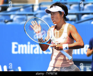 Kimiko Date-Krumm del Giappone reagisce per vincere un gioco come lei e Barbora STRYCOVA Zahlavova della Repubblica ceca prendere su Elena Vesnina e Ekaterina Makarova della Russia nella seconda serie delle donne doppio semifinale partita all'USTA Billie Jean King National Tennis Center a New York City il 4 settembre 2014. Vesnina e Makarova ha vinto 7-5,6-3. UPI/Monika Graff Foto Stock