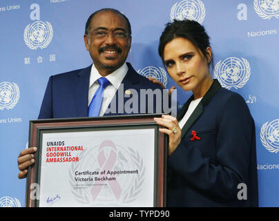 Michel Sidibe, direttore esecutivo di UNAIDS, con designer di moda Victoria Beckham che fu nominato UNAIDS volontà internazionale di ambasciatore presso le Nazioni Unite il 25 settembre 2014 a New York City. Beckham dice che lei lavorerà per aiutare le donne e i bambini esposti al virus HIV a ricevere cure mediche. UPI /Monika Graff Foto Stock