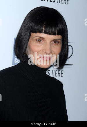 Juliette Binoche arriva sul tappeto rosso al "nuvole di Sils Maria', 'Merchants di dubbio' & 'silvered acqua' proiezioni durante la cinquantaduesima New York Film Festival di Alice Tully Hall di New York City il 8 ottobre 2014. UPI/Dennis Van rebbio Foto Stock