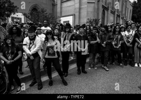 Los Angeles, CA, Stati Uniti d'America. Il 25 giugno, 2019. Ventilatori e persone in lutto venite a pagare il rispetto per il re del pop, Michael Jackson. Credito: Jason Ryan/ZUMA filo/Alamy Live News Foto Stock