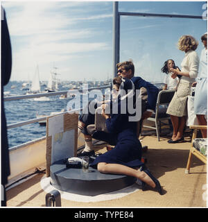 Guardando l'America's Cup gara. La sig.ra Kennedy, Presidente Kennedy, altri. Al largo di Newport, RI, a bordo della USS Joseph P. Kennedy, Jr. Foto Stock