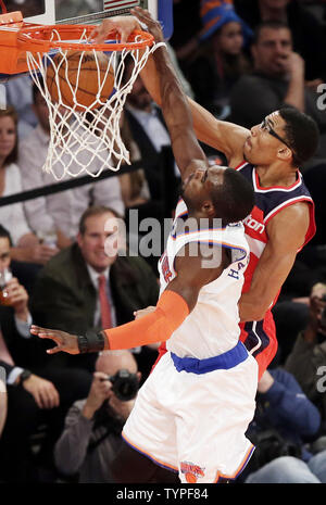 Washington Wizards Otto Porter Jr. scarica il basket su New York Knicks Tim Hardaway Jr nel primo semestre al Madison Square Garden di New York City il 4 novembre 2014. UPI/John Angelillo Foto Stock