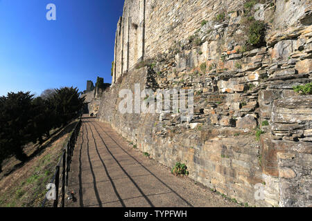 Le pareti intorno a Richmond Castle, Richmond Town, North Yorkshire, Inghilterra, Regno Unito Foto Stock