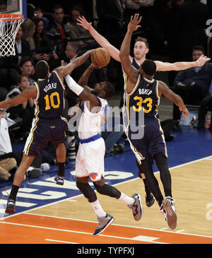 New York Knicks Tim Hardaway Jr. ha il suo tiro bloccato da Utah Jazz Alec Burks nel secondo trimestre al Madison Square Garden di New York City il 14 novembre 2014. UPI/John Angelillo Foto Stock