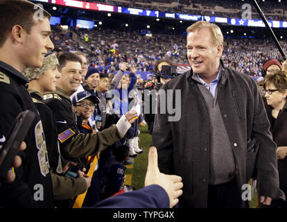 Signor Commissario NFL Roger Goodell saluta appassionati come lui cammina sugli spalti prima di New York Giants play Dallas Cowboys nella settimana 12 della stagione di NFL a MetLife Stadium di East Rutherford, New Jersey, il 23 novembre 2014. UPI /John Angelillo Foto Stock