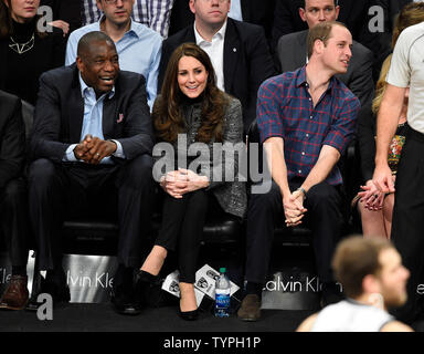 Il principe William e Kate, il Duca e la Duchessa di Cambridge lungo con ex NBA grande Dikembe Mutombo, sinistra, guarda il Brooklyn Nets giocare Cleveland Cavaliers presso Barclays Center a New York City il 9 dicembre 2014. Il Royals' schedule è imballato con piani che vanno dal pagamento rispetta a livello nazionale sett. 11 Memorial e Museo di prendere in un Cleveland Cavaliers-Brooklyn reti gioco. Kate è in attesa del loro secondo bambino in aprile. UPI/ricco Kane Foto Stock