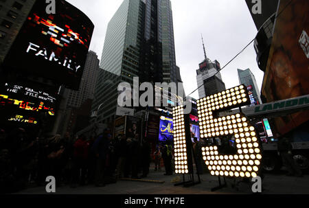 Il 2015 Capodanno numerici sono illuminati in Times Square a New York City il 16 dicembre 2014. Il gigante, sette piedi di altezza '15' è arrivato su un autocarro a pianale sulla 46th Street e Broadway Martedì, 16 Dicembre alle ore 11.00. I numeri sarà portata alla sommità di una Times Square dove potranno riposare per un paio di giorni prima di completare il "2-0-1-5" segno che illumina a mezzanotte di Capodanno per annunciare l inizio del nuovo anno al completamento della sfera Drop. UPI/John Angelillo Foto Stock