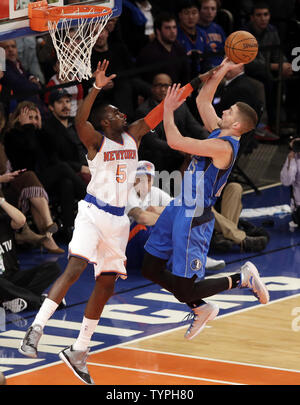 Dallas Mavericks Chandler Parsons punteggi un cesto su New York Knicks Tim Hardaway Jr nel primo semestre al Madison Square Garden di New York il 16 dicembre 2014. UPI/John Angelillo Foto Stock