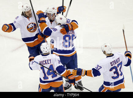 New York isolani Michael Grabner, Brock Nelson, Nikolay Kulemin Thomas Hickey e Brian stretto celebrare un traguardo da Nikolay Kulemin nel secondo periodo contro i New York Rangers al Madison Square Garden di New York il 13 gennaio 2015. Foto di Giovanni Angelillo/UPI Foto Stock