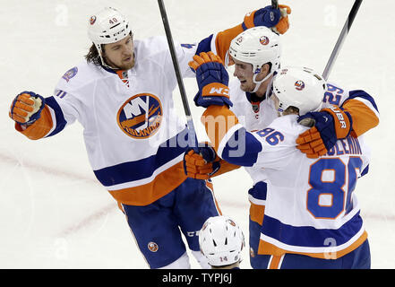 New York isolani Michael Grabner, Brock Nelson, Nikolay Kulemin Thomas Hickey e Brian stretto celebrare un traguardo da Nikolay Kulemin nel secondo periodo contro i New York Rangers al Madison Square Garden di New York il 13 gennaio 2015. Foto di Giovanni Angelillo/UPI Foto Stock