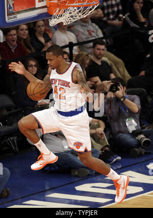 New York Knicks lancia Thomas schiacciate il basket nel primo semestre contro gli Orlando Magic al Madison Square Garden di New York il 23 gennaio 2015. Il Knicks ha sconfitto la magia 113-106. Foto di Giovanni Angelillo/UPI Foto Stock