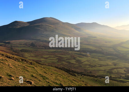 Vista nebbiosa oltre l'Ulldale fells, Parco Nazionale del Distretto dei Laghi, Cumbria, England, Regno Unito Foto Stock