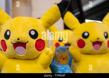 CHESTER, Regno Unito - 26giugno 2019: gruppi di Pikachu felpe a sedersi su un ripiano in attesa di bambini eccitati a venire comprare loro Foto Stock