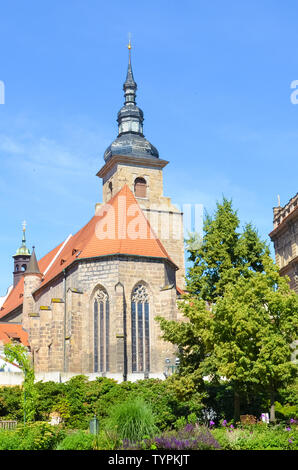 Immagine verticale di storico monastero francescano di Plzen, Repubblica Ceca shot dal parco in Krizikovy sady. Architettura medievale, attrazione. Pilsen, Boemia occidentale, Cechia. Giornata di sole. Foto Stock