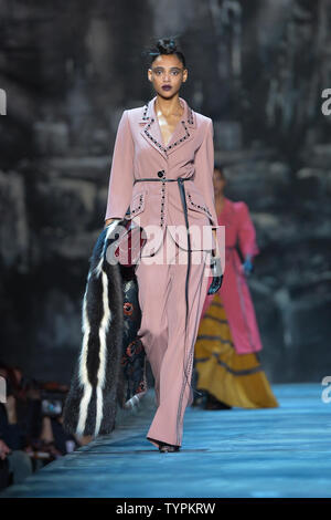 Un modello di passeggiate sulla pista al Marc Jacobs fashion show durante la settimana della moda di New York autunno 2015 al settimo reggimento Armory di New York City il 19 febbraio 2015. Foto di Andrea Hanks/UPI Foto Stock