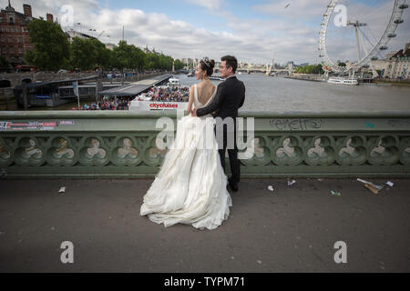 Londra, Regno Unito. Il 26 giugno 2019. Sempre posizione popolare la fotografia di un cinese pre-wedding photoshoot sul Westminster Bridge. Credito: Guy Corbishley/Alamy Live News Foto Stock