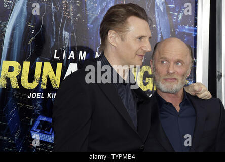 Liam Neeson e Ed Harris arriva sul tappeto rosso alla Premiere mondiale di eseguire tutta la notte a AMC Lincoln Square a New York City il 9 marzo 2015. Foto di Giovanni Angelillo/UPI Foto Stock