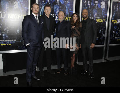 Joel Kinnaman, Liam Neeson, Ed Harris, Genesis Rodriguez e comune di arrivare sul tappeto rosso alla Premiere mondiale di eseguire tutta la notte a AMC Lincoln Square a New York City il 9 marzo 2015. Foto di Giovanni Angelillo/UPI Foto Stock