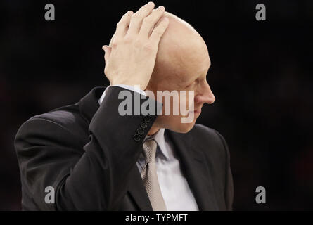 Xavier moschettieri head coach Chris Mack passeggiate fuori sulla corte dopo la chiamata di un tempo nel primo semestre contro il Georgetown Hoyas in semifinale del NCAA orientale grande campionato di Basket al Madison Square Garden di New York il 13 marzo 2015. Foto di Giovanni Angelillo/UPI Foto Stock