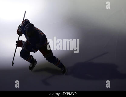 New York Rangers Tanner vetro pattini sul ghiaccio quando i Rangers sono introdotti prima della partita contro il re de Los Angeles al Madison Square Garden di New York il 24 marzo 2015. Foto di Giovanni Angelillo/UPI Foto Stock