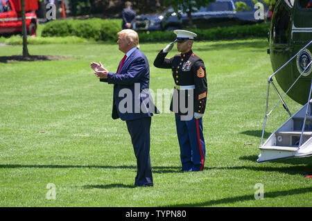 Washington, Distretto di Columbia, Stati Uniti d'America. Il 26 giugno, 2019. Il Presidente degli Stati Uniti, Trump riconosce i sostenitori prima di uscire il South Lawn della Casa Bianca di Washington, DC in rotta per il vertice del G20 di Osaka in Giappone su Mercoledì, 26 giugno 2019. Il Presidente ha risposto in precedenza del reporter domande sulla crisi alla frontiera, immigrazione, Iran e incontri con altra nazione leader mentre in Osaka Credito: Ron Sachs/CNP/ZUMA filo/Alamy Live News Foto Stock