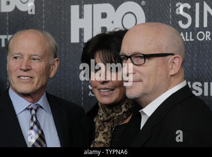 Frank Marshall, Tina Sinatra e Alex Gibney arrivare sul tappeto rosso quando il canale HBO presenta la New York Premiere di 'Sinatra tutto o niente affatto" al Time Warner Center a New York City il 31 marzo 2015. Foto di Giovanni Angelillo/UPI Foto Stock