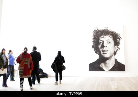 Le persone si radunano intorno a un mandrino vicino pittura presso la nuova e riposizionato Whitney Museum of American Art di New York City il 23 aprile 2015. L'edificio è stato progettato dall'architetto italiano Renzo Piano e del Whitney Museum sarà aperto al pubblico il 1 maggio 2015. Whitney Museum of American Art è stata fondata nel 1930 dall'artista e filantropo Gertrude Vanderbilt Whitney. Foto di Giovanni Angelillo/UPI Foto Stock