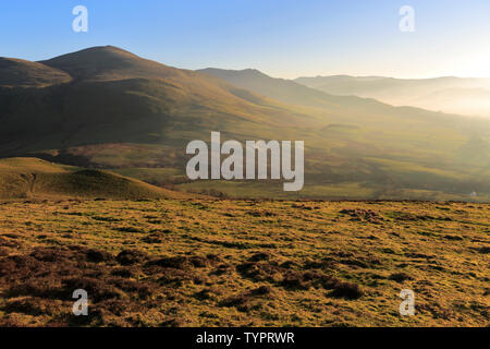 Vista nebbiosa oltre l'Ulldale fells, Parco Nazionale del Distretto dei Laghi, Cumbria, England, Regno Unito Foto Stock