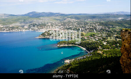 Panorama con la città di Cassis e Cassis vigneto, visto dal Capo Canaille, Bouches-du-Rhone, Francia Foto Stock