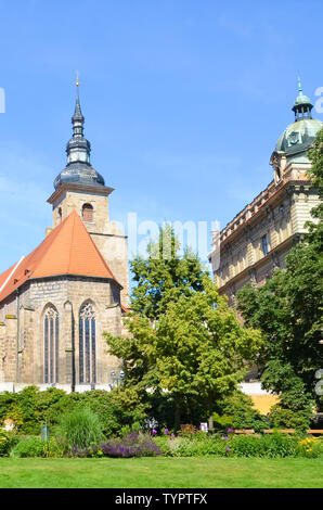 Foto verticale di storico monastero francescano e la Chiesa in Plzen, Repubblica Ceca prese con parco verde in Krizikovy sady. Storico e distintivo, meta turistica. Pilsen, Boemia occidentale. Foto Stock