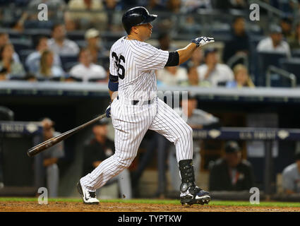 New York Yankees Carlos Beltran (36) colpisce un 2-run home run nel settimo inning contro il Miami Marlins allo Yankee Stadium di New York City il 18 giugno 2015. Foto di Mike Stobe/UPI Foto Stock