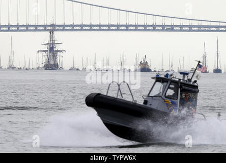 La replica della fregata francese Hermione, che traghettato il marchese de Lafayette in America passa davanti il Verrazano Narrows Bridge come si fa il suo modo fino al Fiume Hudson in una parata di navi a New York City il 4 luglio 2015. Foto di Giovanni Angelillo/UPI Foto Stock