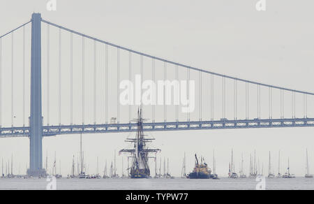 La replica della fregata francese Hermione, che traghettato il marchese de Lafayette in America passa davanti il Verrazano Narrows Bridge come si fa il suo modo fino al Fiume Hudson in una parata di navi a New York City il 4 luglio 2015. Foto di Giovanni Angelillo/UPI Foto Stock