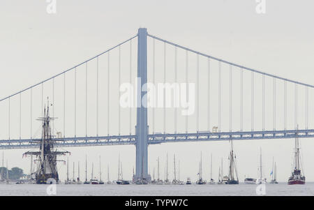 La replica della fregata francese Hermione, che traghettato il marchese de Lafayette in America passa davanti il Verrazano Narrows Bridge come si fa il suo modo fino al Fiume Hudson in una parata di navi a New York City il 4 luglio 2015. Foto di Giovanni Angelillo/UPI Foto Stock