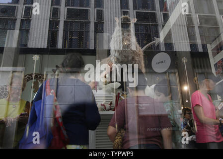 I clienti shop all'interno di FAO Schwarz sulla sua ultima giornata di lavoro sulla Quinta Avenue a New York City il 15 luglio 2015. L'iconico negozio di giocattoli FAO Schwarz si sta chiudendo il suo flagship store a Manhattan oggi. La FAO Schwarz, fondata nel 1862, è il più antico negozio di giocattoli negli Stati Uniti. La società è noto per la sua unica high-end di giocattoli, life-animali impagliati, bambole e giochi. Foto di Giovanni Angelillo/UPI Foto Stock