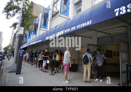 Il Ticketed Fans attendere in linea in attesa di entrare la nastratura del secondo per ultima performance del Daily Show con Jon Stewart al Daily Studio Mostra posizione in New York City il 5 agosto 2015. L'ultimo episodio del Daily Show con Jon Stewart ventila giovedì, con una extra-lunga 52 minuti di episodio. Durante la settimana finale sul quotidiano mostra caratteristiche comico gli ospiti come Amy Schumer, Denis cauto e Louis C.K. Jon Stewart ha preso il 'Daily Show' sedia host su gen. 11, 1999. Foto di Giovanni Angelillo/UPI Foto Stock