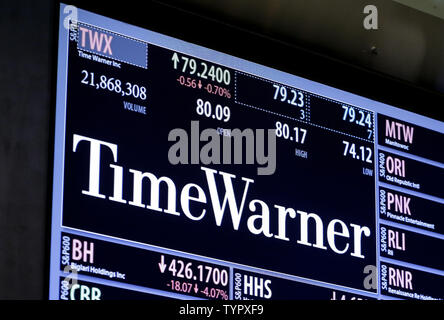 Una scheda sul pavimento del NYSE mostra Time Warner Cable giù quasi il 1 per cento al closing bell presso il New York Stock Exchange su Wall Street a New York City il 6 agosto 2015. Wall Street crollati giovedì come deboli guadagni dalla società di media sollevato timori che più gli spettatori sono affossamento TV via cavo, trascinando il settore alla sua peggiore dei due giorni di perdita dal momento che la crisi finanziaria. Foto di Giovanni Angelillo/UPI Foto Stock
