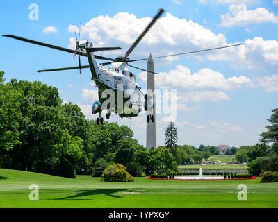 Uno Marine, con il Presidente degli Stati Uniti, Trump a bordo, si diparte la South Lawn della Casa Bianca a Washington DC, tenendo il presidente di base comune Andrews nel Maryland a bordo Air Force One per il viaggio per il vertice del G20 di Osaka in Giappone su Mercoledì, 26 giugno 2019.Credit: Ron Sachs/CNP | Utilizzo di tutto il mondo Foto Stock