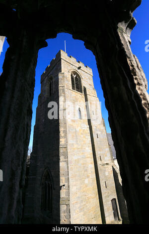 La Chiesa di San Nicola e la torre di Marmion, West Tanfield village, North Yorkshire, Inghilterra Foto Stock