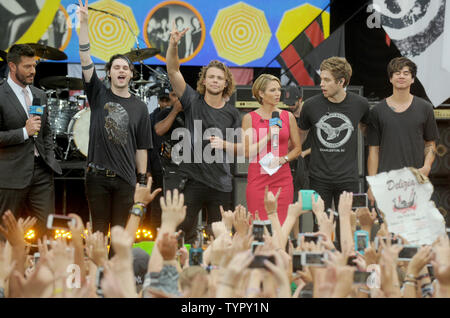 Michael Clifford, Ashton Irwin, Luca Hemmings e Calum cofano di 5 secondi di estate eseguire sul Good Morning America mostra presso il riquadro Rumsey/SummerStage di Central Park a New York City il 21 agosto 2015. Foto di Dennis Van Tine/UPI Foto Stock