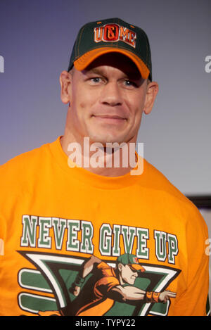 Wrestler di WWE John Cena festeggia il suo cinquecentesimo desidera la concessione di pietra miliare a Dave & Buster di Time Square a New York City il 21 agosto 2015. Foto di Dennis Van Tine/UPI Foto Stock