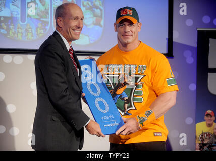 Fare-A-desiderio CEO David Williams e il lottatore di wrestling WWE John Cena festeggia il suo cinquecentesimo desidera la concessione di pietra miliare a Dave & Buster di Time Square a New York City il 21 agosto 2015. Foto di Dennis Van Tine/UPI Foto Stock