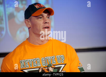 Wrestler di WWE John Cena festeggia il suo cinquecentesimo desidera la concessione di pietra miliare a Dave & Buster di Time Square a New York City il 21 agosto 2015. Foto di Dennis Van Tine/UPI Foto Stock