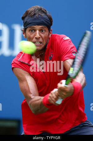 Joao Souza del Brasile restituisce il servire al seme superiore Novak Djokovic della Serbia nel primo set del loro primo round corrisponde a US Open Tennis campionati a USTA Billie Jean King National Tennis Center a New York City il 31 agosto 2015. UPI/Monika Graff Foto Stock