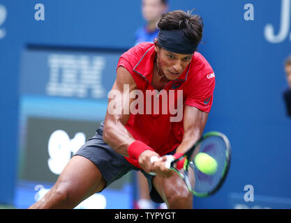 Joao Souza del Brasile restituisce il servire al seme superiore Novak Djokovic della Serbia nel primo set del loro primo round corrisponde a US Open Tennis campionati a USTA Billie Jean King National Tennis Center a New York City il 31 agosto 2015. UPI/Monika Graff Foto Stock