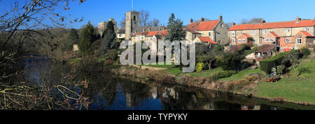 La Chiesa di San Nicola e la torre di Marmion, Fiume Ure, West Tanfield village, North Yorkshire, Inghilterra Foto Stock