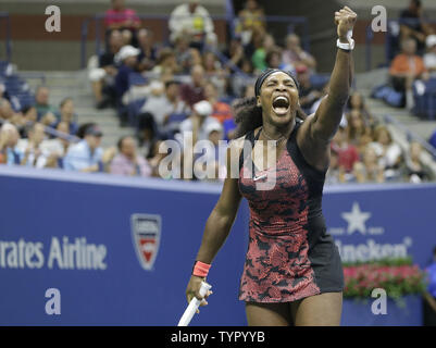 Serena Williams festeggia dopo aver vinto un punto nel secondo set della sua partita contro Bethanie Mattek-Sands nel terzo round di Arthur Ashe Stadium il giorno 5 presso la US Open Tennis campionati a USTA Billie Jean King National Tennis Center a New York City il 4 settembre 2015. Serena Williams sta cercando di diventare la prima donna a vincere il Tennis Grand Slam poiché Steffi Graf nel 1988. Foto di Giovanni Angelillo/UPI Foto Stock